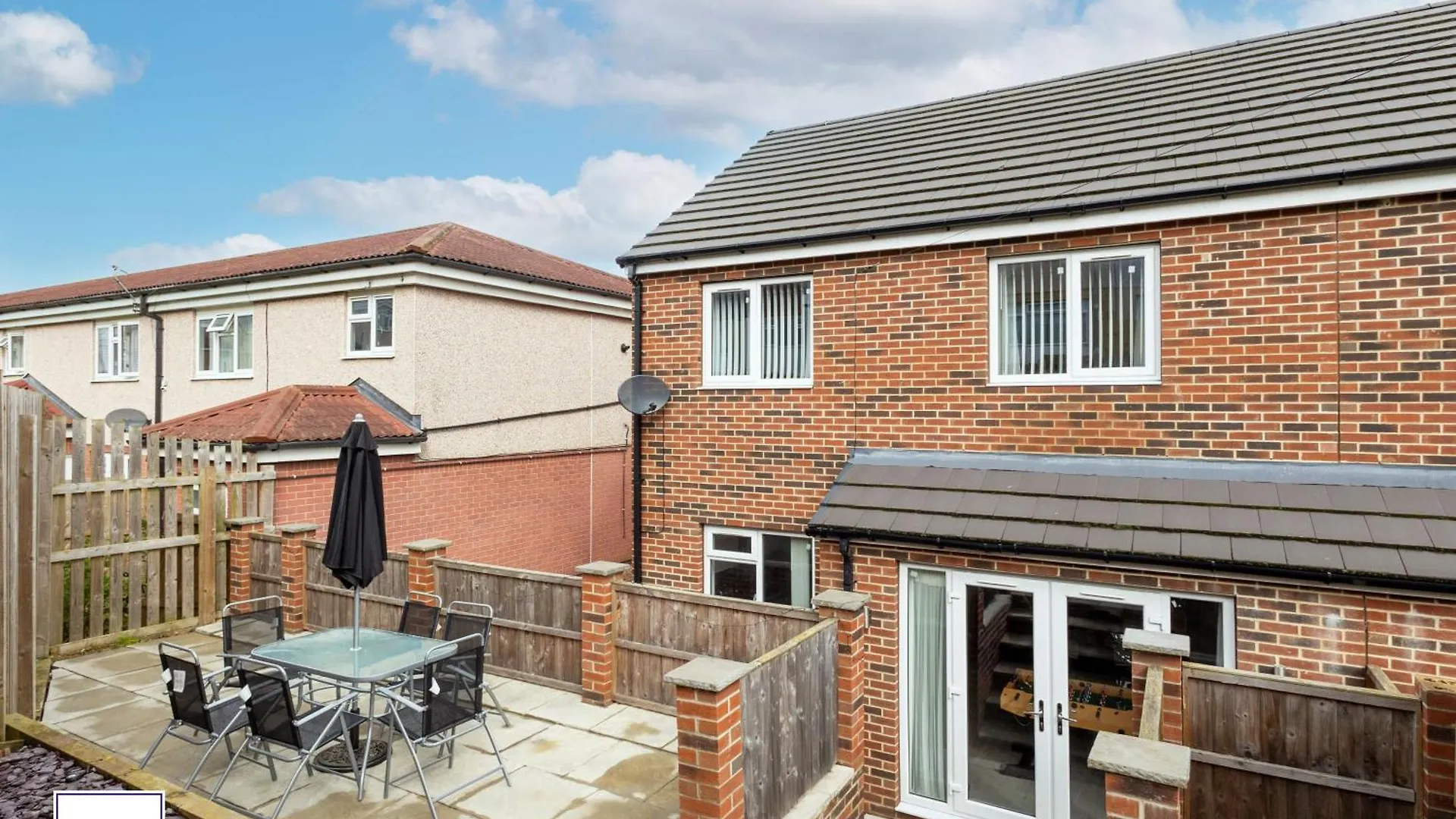 Alt-Stay Leeds Ring Rd - 2X Adjacent 3 Bed Homes - Parking & Fast Fibre Wi-Fi - Ideal For Large Groups, Contractors & Long Stays Leeds (West Yorkshire)