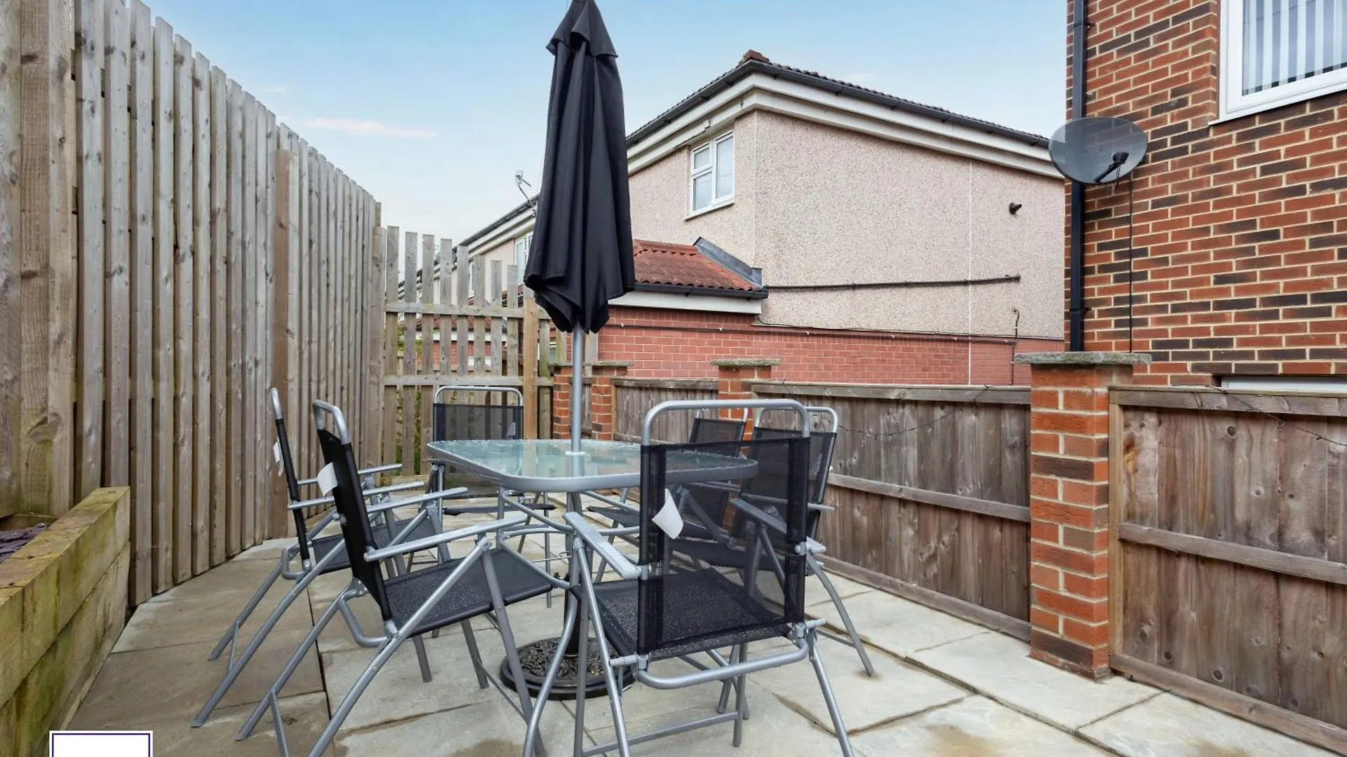 Alt-Stay Leeds Ring Rd - 2X Adjacent 3 Bed Homes - Parking & Fast Fibre Wi-Fi - Ideal For Large Groups, Contractors & Long Stays