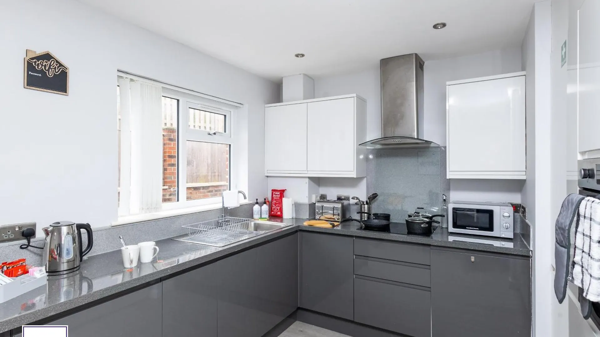 Alt-Stay Leeds Ring Rd - 2X Adjacent 3 Bed Homes - Parking & Fast Fibre Wi-Fi - Ideal For Large Groups, Contractors & Long Stays 0*, Leeds (West Yorkshire)