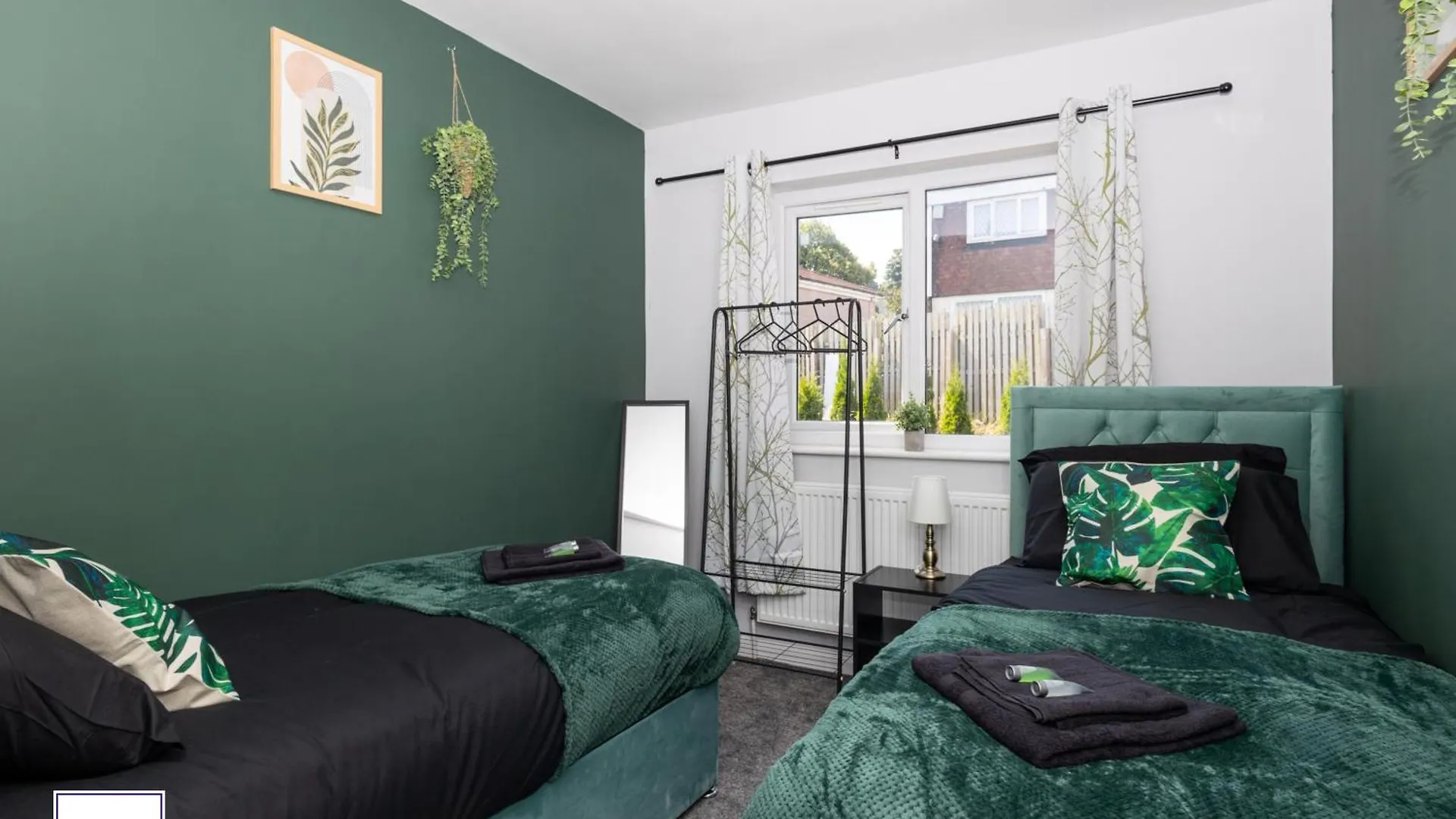 Alt-Stay Leeds Ring Rd - 2X Adjacent 3 Bed Homes - Parking & Fast Fibre Wi-Fi - Ideal For Large Groups, Contractors & Long Stays Reino Unido