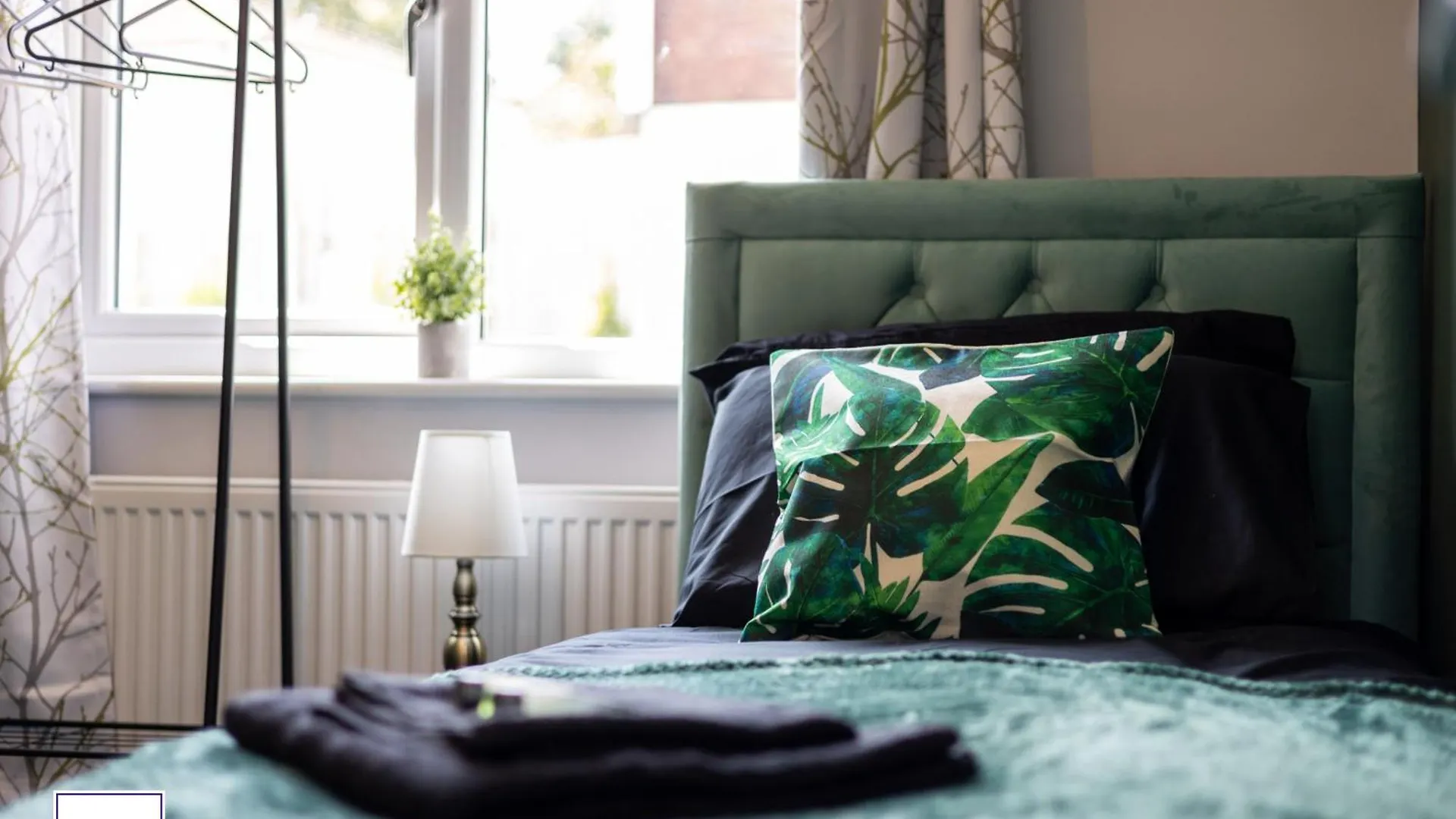 Alt-Stay Leeds Ring Rd - 2X Adjacent 3 Bed Homes - Parking & Fast Fibre Wi-Fi - Ideal For Large Groups, Contractors & Long Stays Leeds (West Yorkshire)