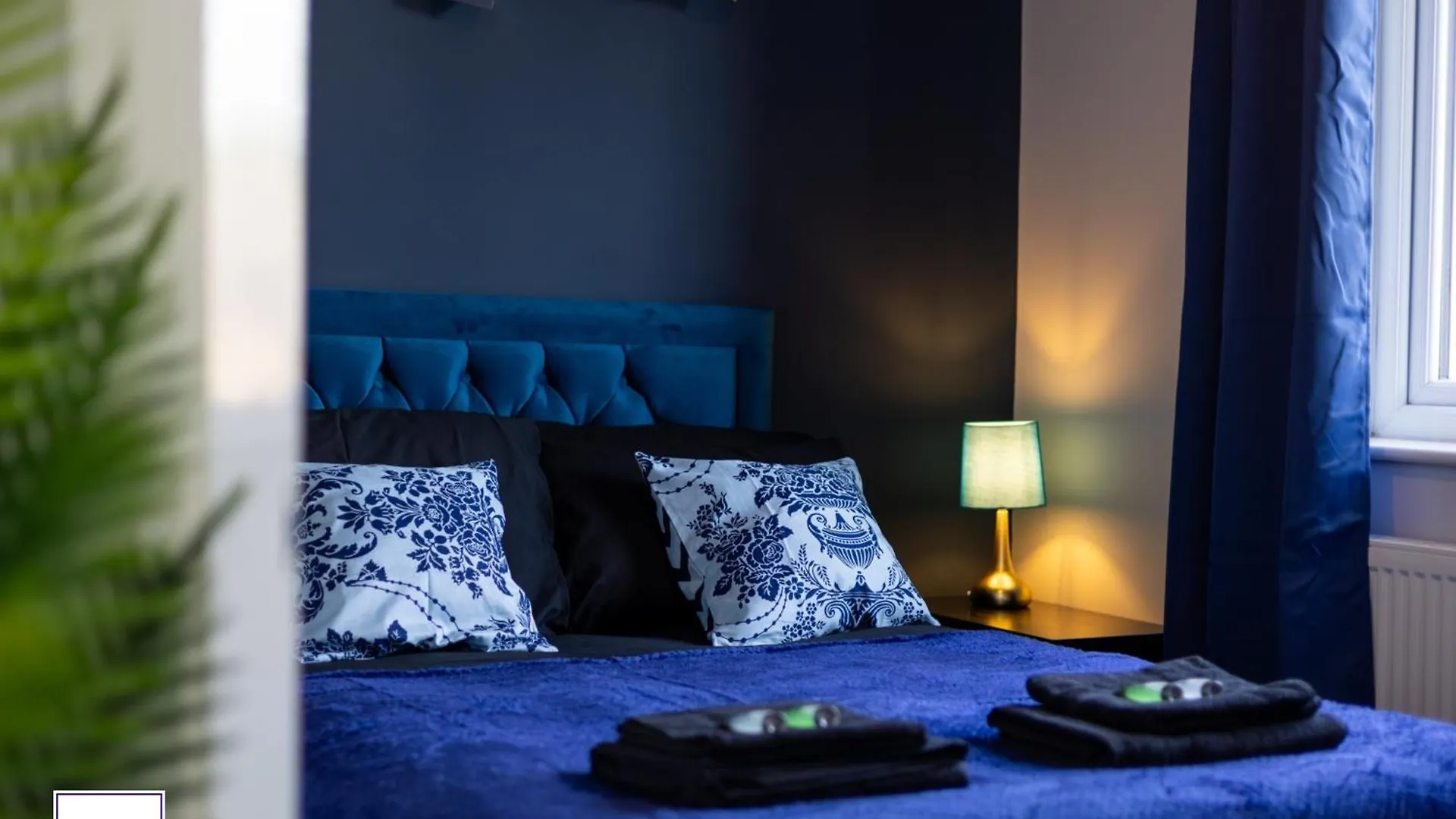 Alt-Stay Leeds Ring Rd - 2X Adjacent 3 Bed Homes - Parking & Fast Fibre Wi-Fi - Ideal For Large Groups, Contractors & Long Stays 0*, Leeds (West Yorkshire)