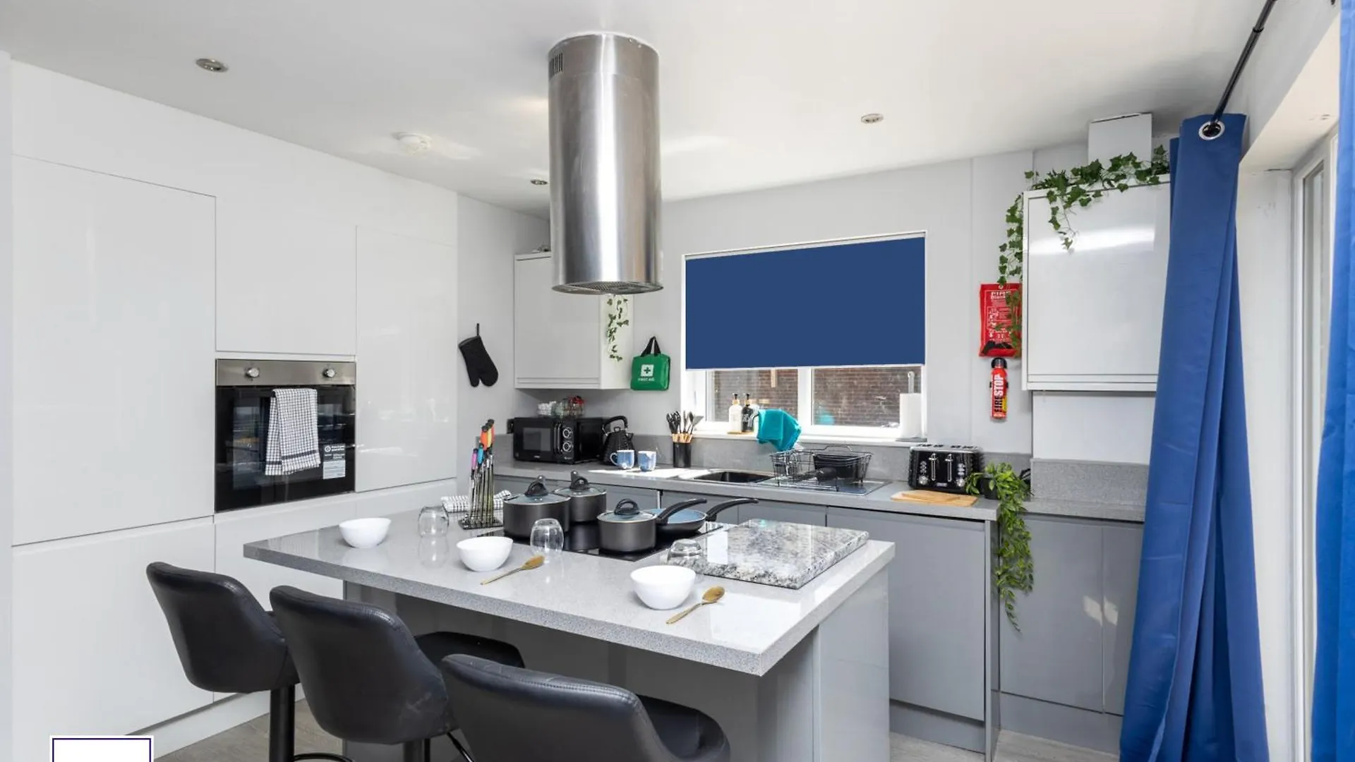 Alt-Stay Leeds Ring Rd - 2X Adjacent 3 Bed Homes - Parking & Fast Fibre Wi-Fi - Ideal For Large Groups, Contractors & Long Stays Apartamento