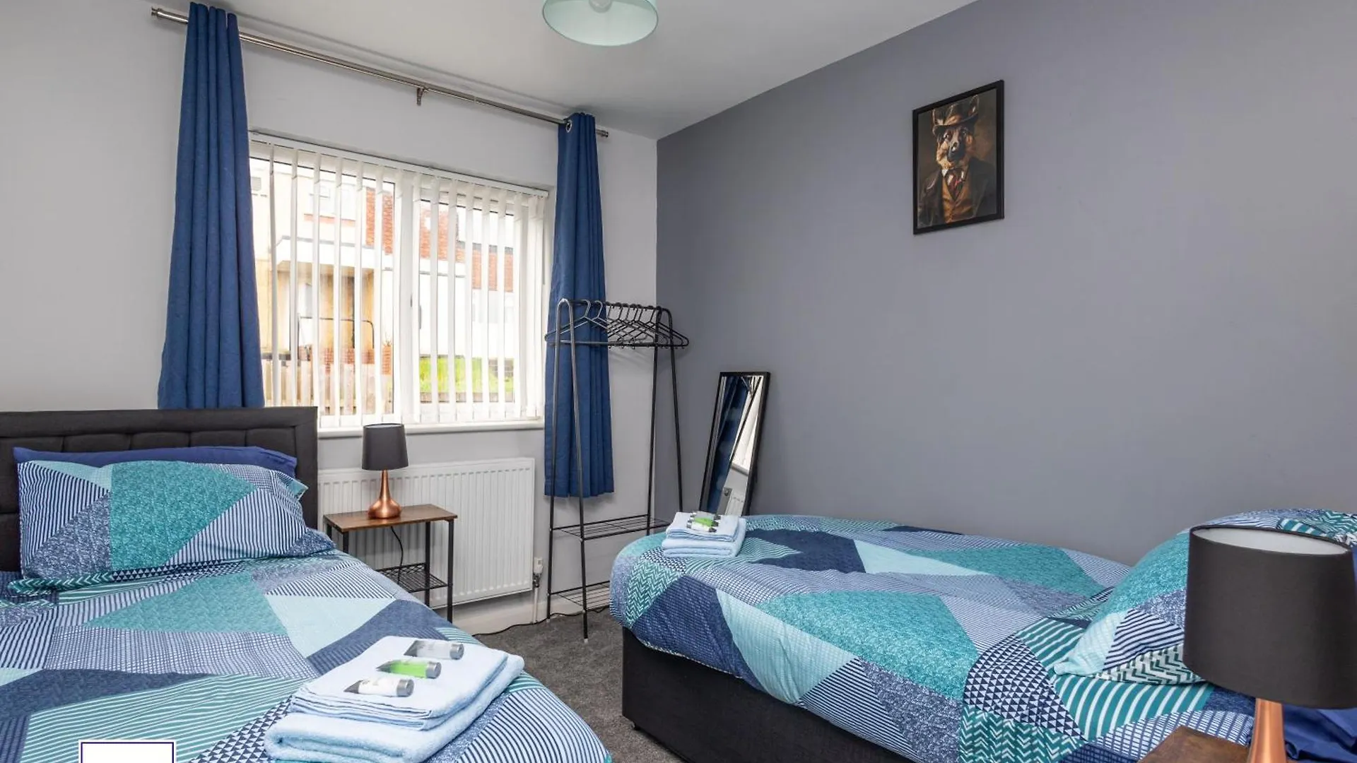 Alt-Stay Leeds Ring Rd - 2X Adjacent 3 Bed Homes - Parking & Fast Fibre Wi-Fi - Ideal For Large Groups, Contractors & Long Stays 0*, Leeds (West Yorkshire)