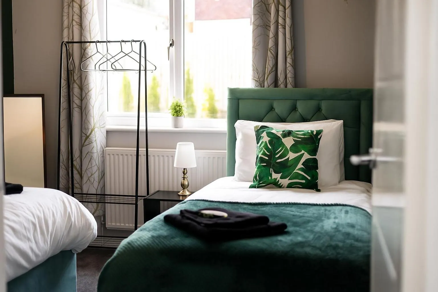 Alt-Stay Leeds Ring Rd - 2X Adjacent 3 Bed Homes - Parking & Fast Fibre Wi-Fi - Ideal For Large Groups, Contractors & Long Stays Leeds (West Yorkshire)