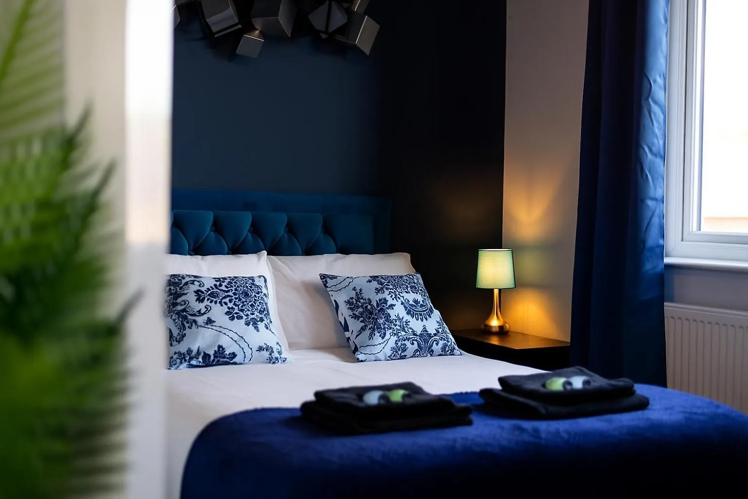 Alt-Stay Leeds Ring Rd - 2X Adjacent 3 Bed Homes - Parking & Fast Fibre Wi-Fi - Ideal For Large Groups, Contractors & Long Stays Apartamento