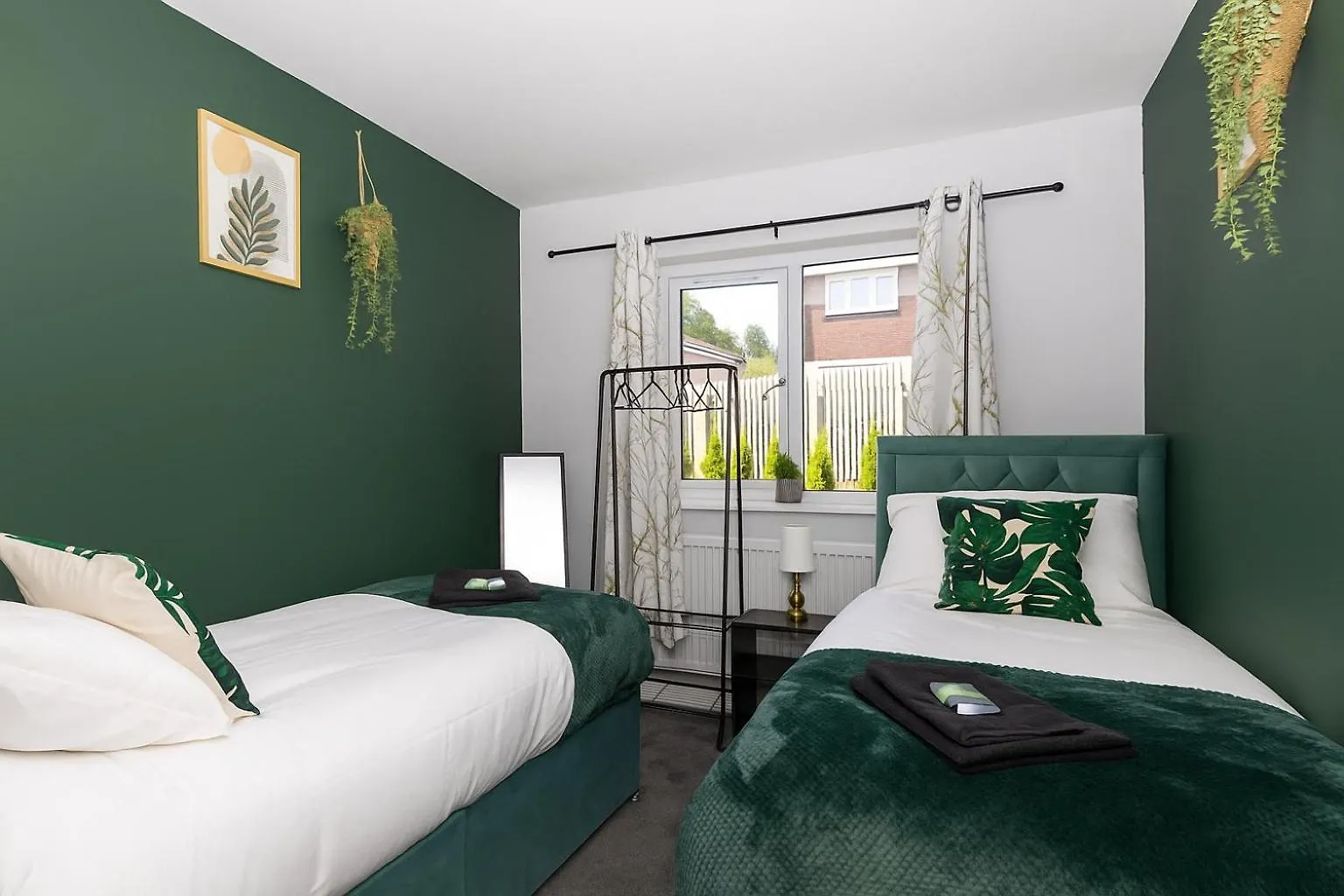 Alt-Stay Leeds Ring Rd - 2X Adjacent 3 Bed Homes - Parking & Fast Fibre Wi-Fi - Ideal For Large Groups, Contractors & Long Stays 0*, Leeds (West Yorkshire) Reino Unido